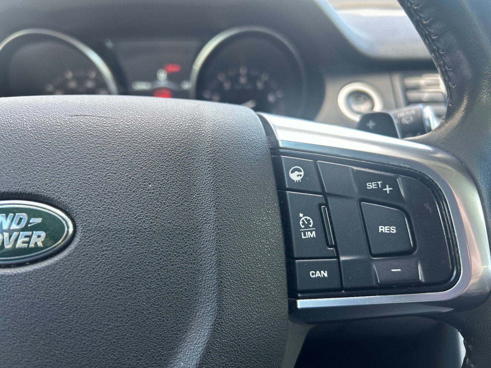Used 2018 Land Rover Discovery Sport SE AWD/4WD image 23