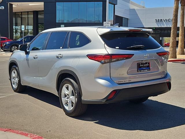 Used 2023 Toyota Highlander LE FWD image 4