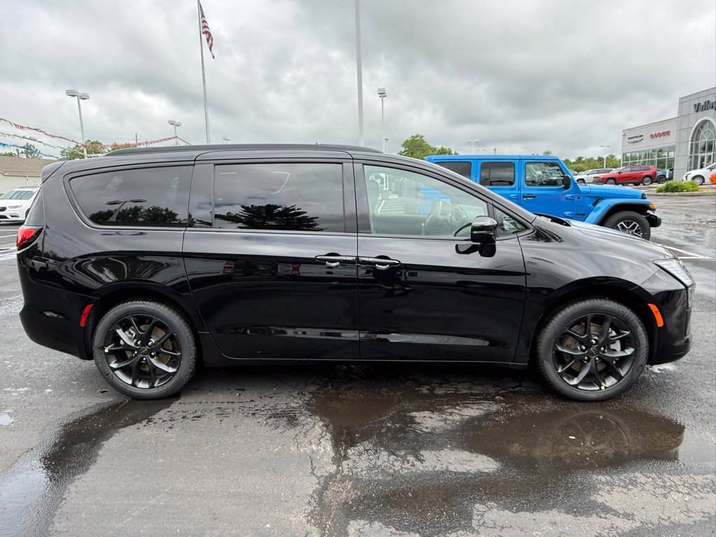 New 2027 Chrysler Pacifica Limited w/ Family Tech Group AWD/4WD image 2