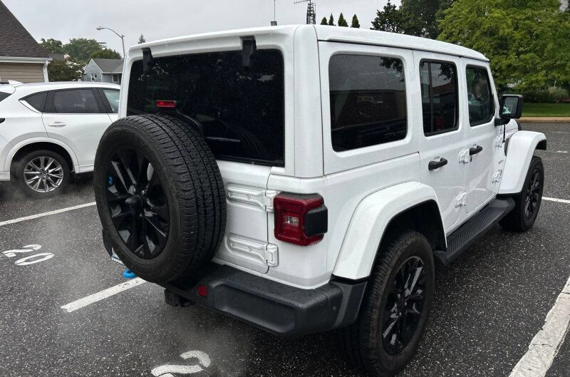 Used 2022 Jeep Wrangler Unlimited Sahara w/ Cold Weather Group AWD/4WD image 3