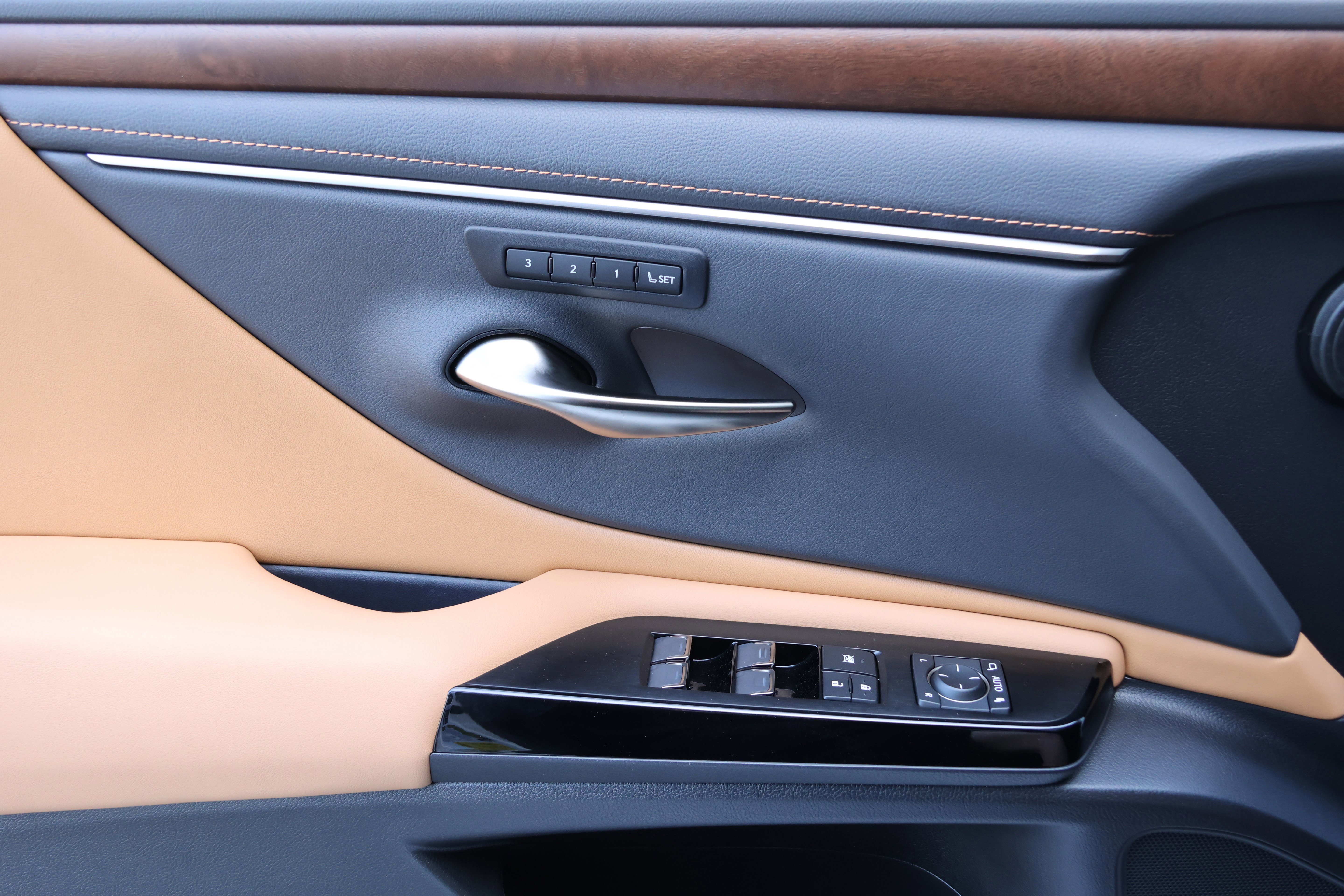 Certified 2025 Lexus ES 350 w/ Premium Package image 12