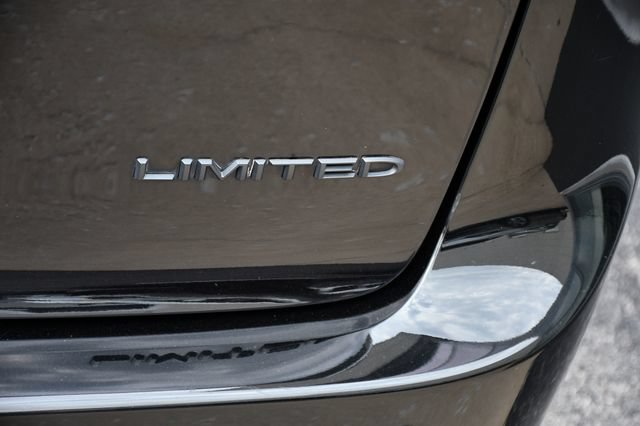 Used 2025 Chrysler Pacifica Limited FWD image 32