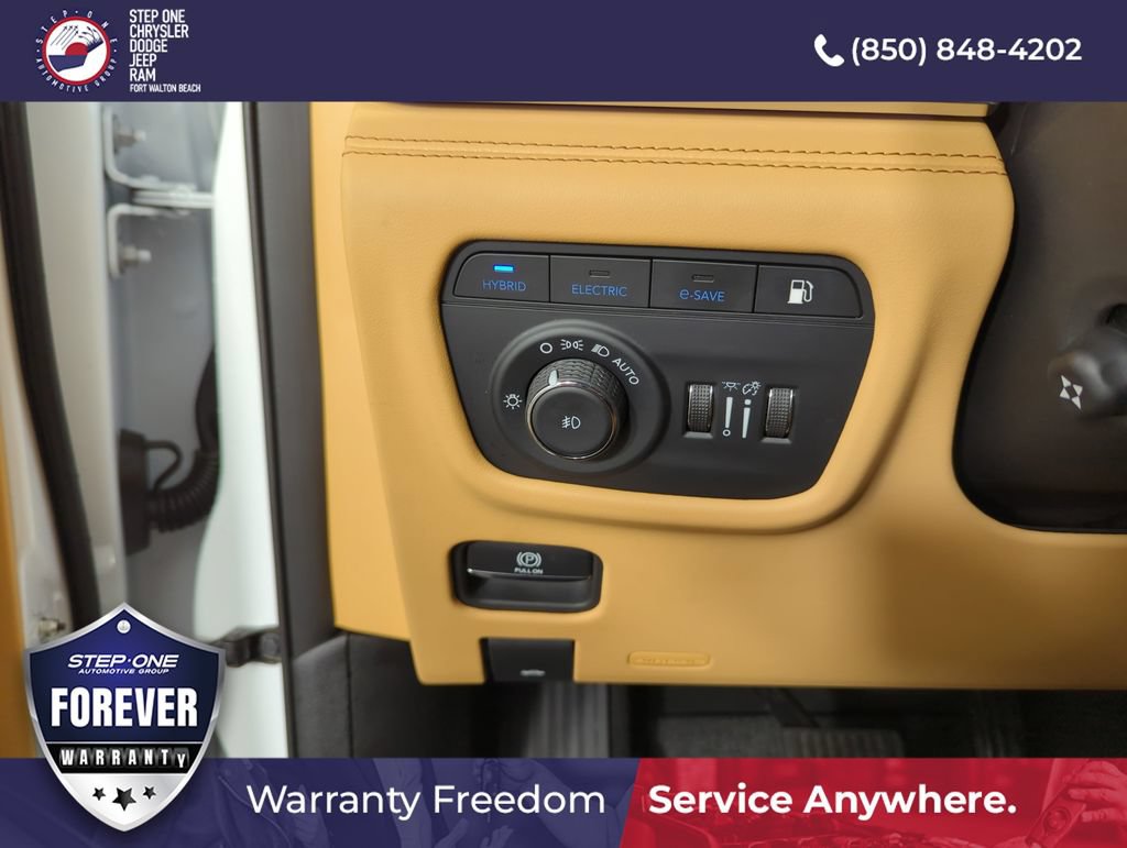Used 2023 Jeep Grand Cherokee Summit AWD/4WD image 19