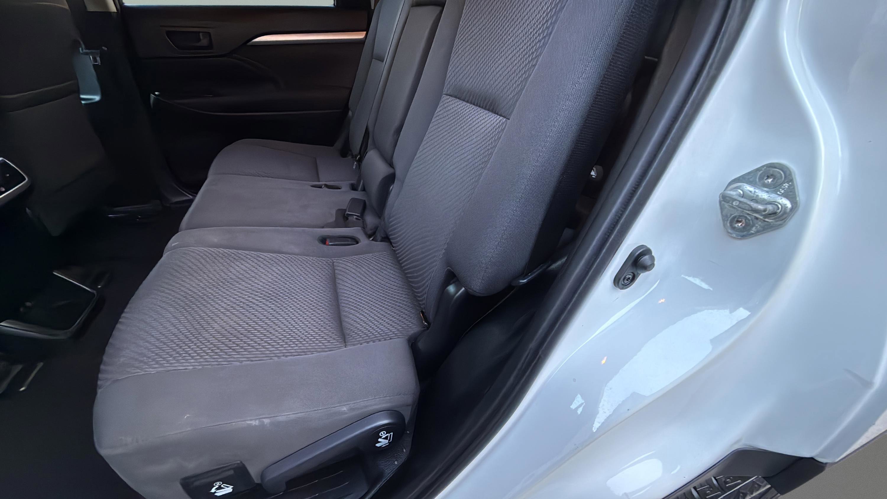 Used 2019 Toyota Highlander LE image 25