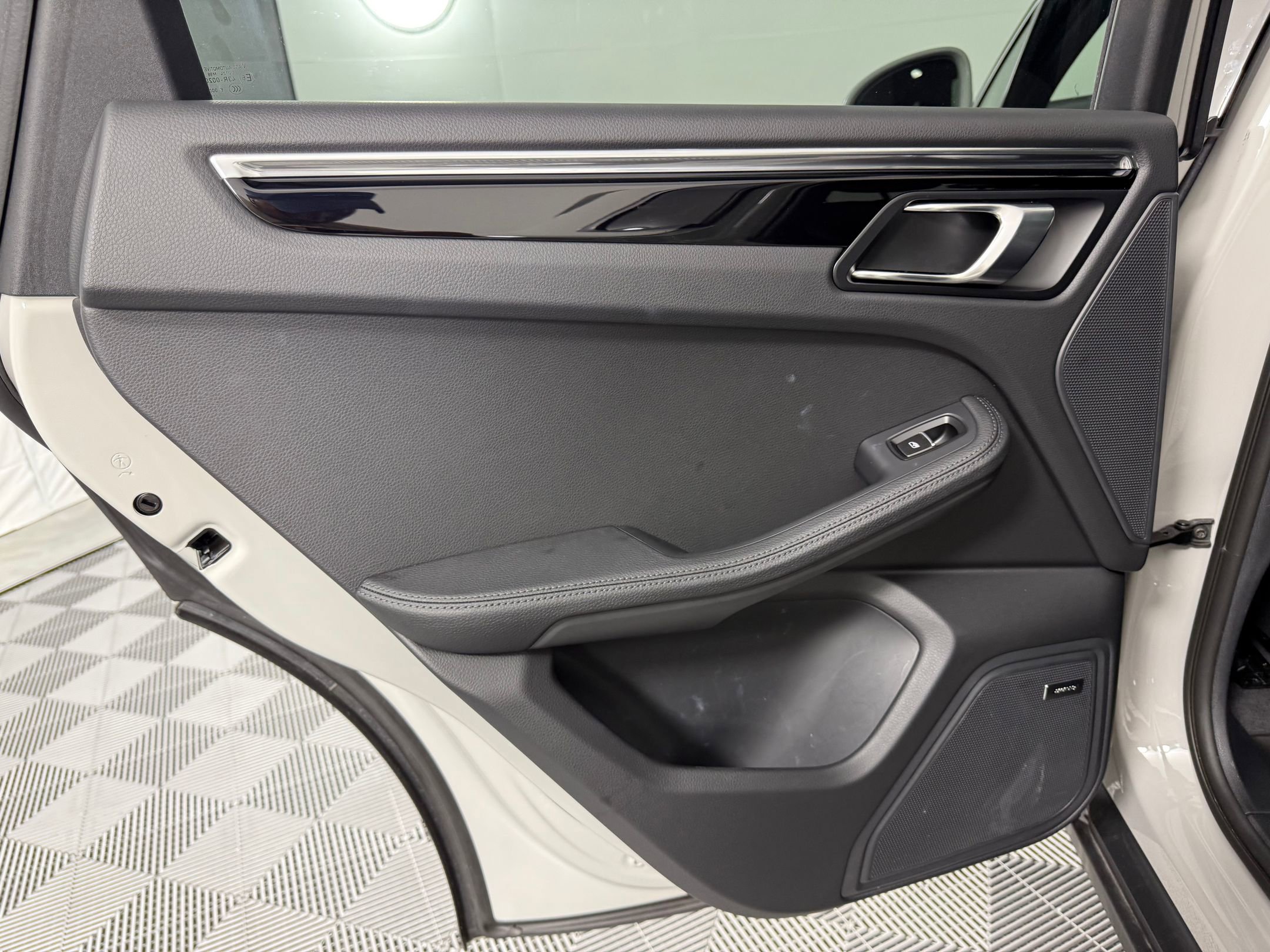 New 2025 Porsche Macan image 30