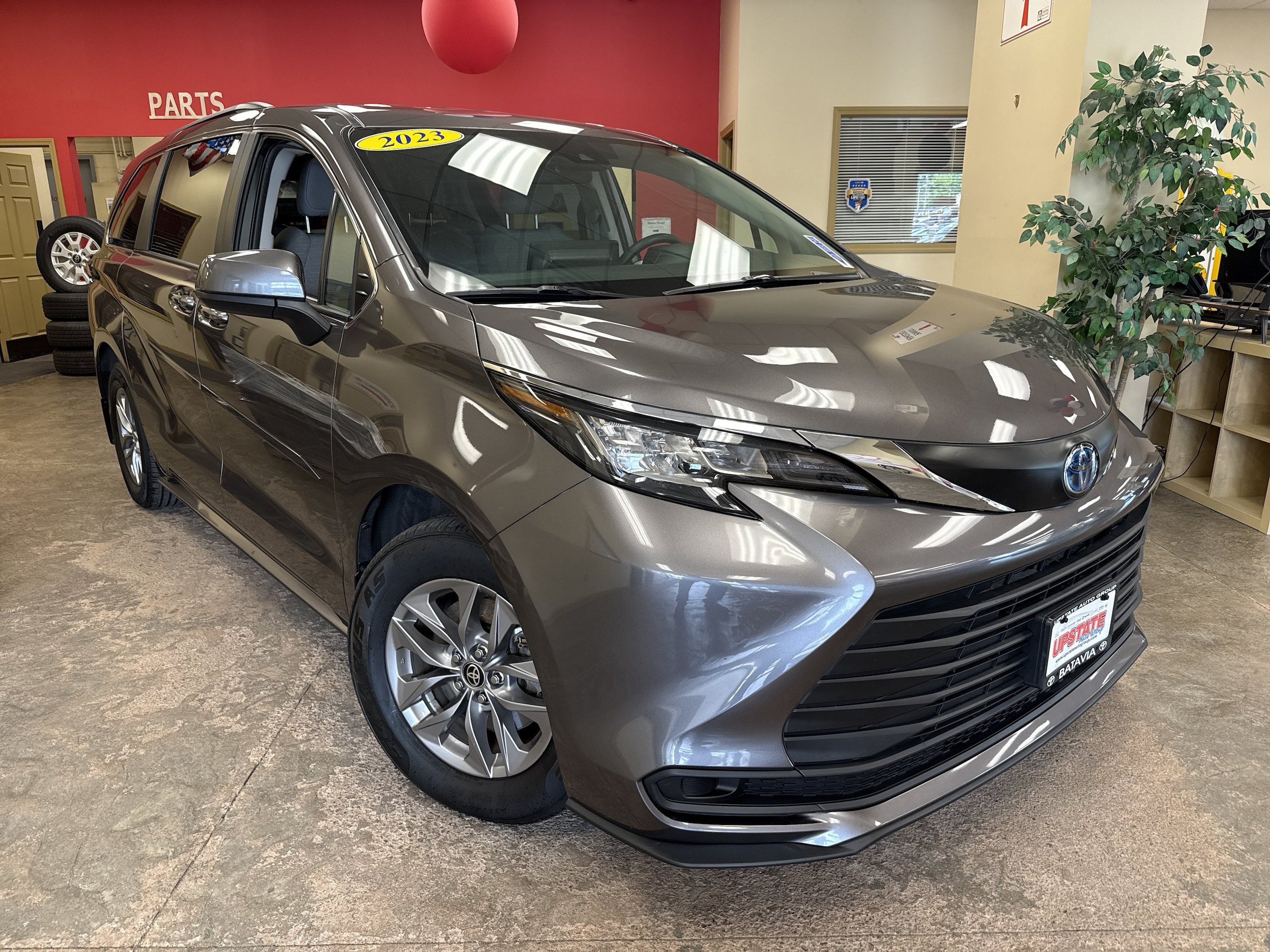 Used 2023 Toyota Sienna LE FWD image 12