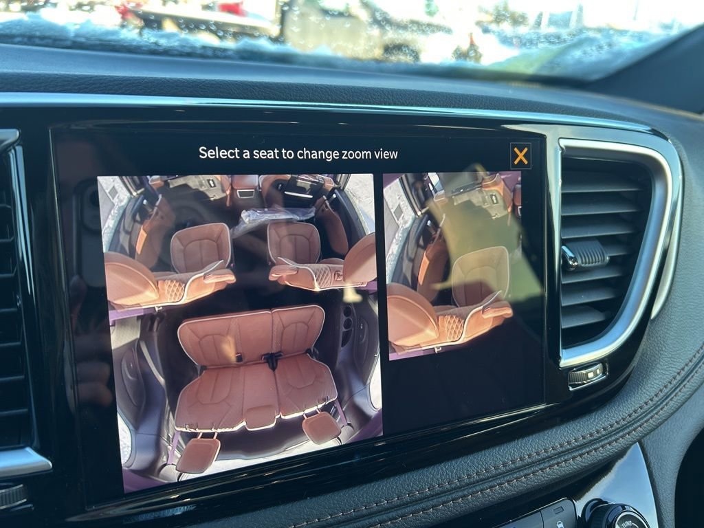 New 2026 Chrysler Pacifica Pinnacle w/ Trailer Tow Group FWD image 33