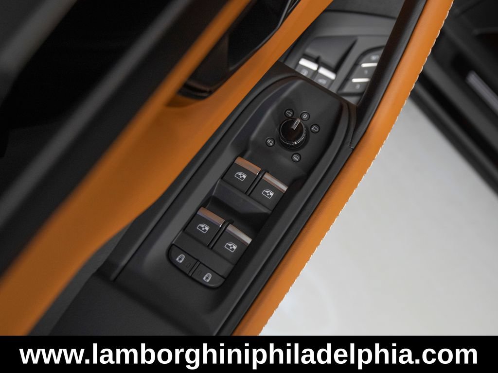 Used 2025 Lamborghini Urus SE AWD/4WD image 14