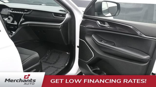 Used 2022 Jeep Grand Cherokee Laredo w/ Luxury Tech Group I AWD/4WD image 13