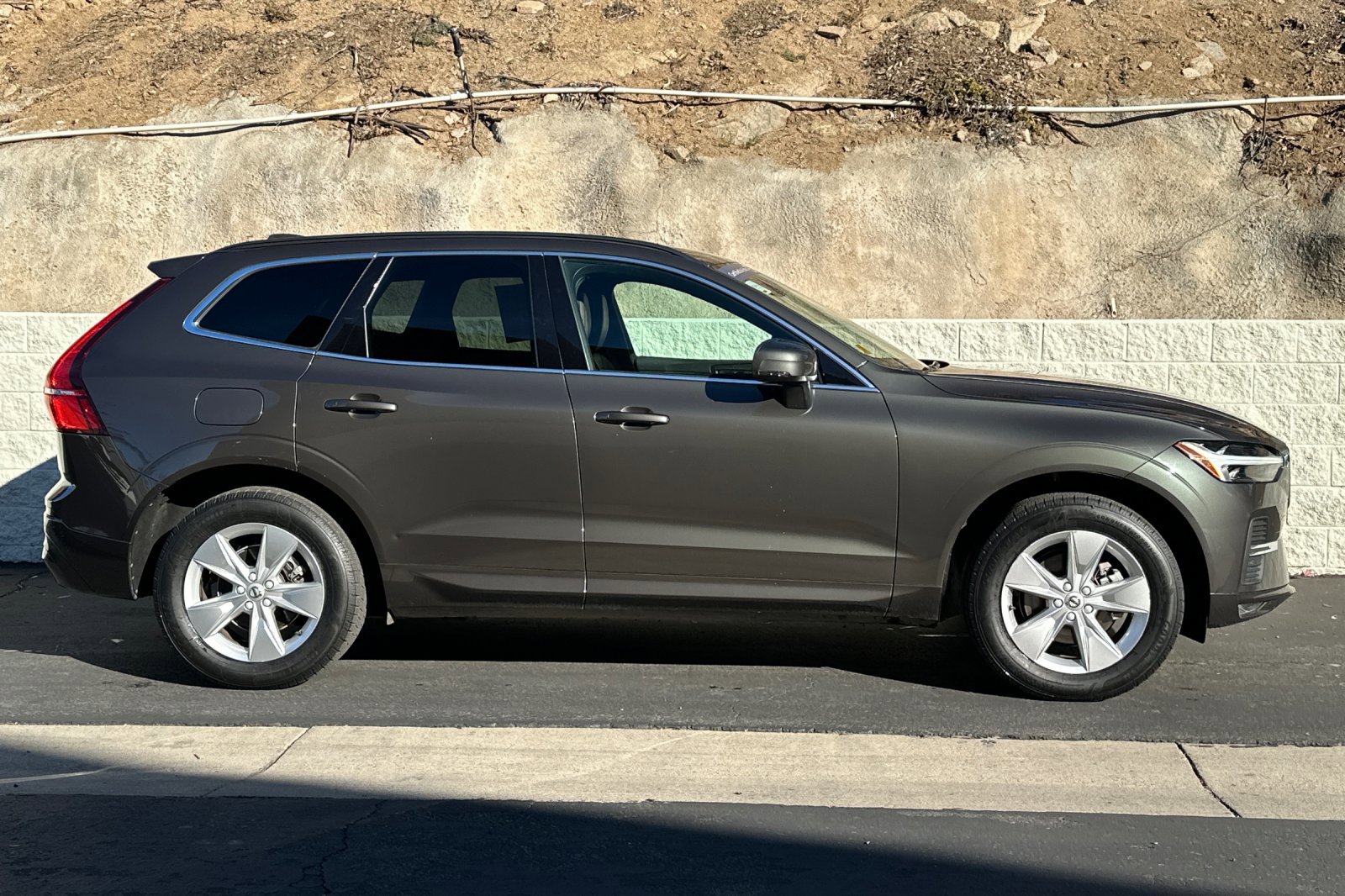 Certified 2022 Volvo XC60 B5 Momentum image 3