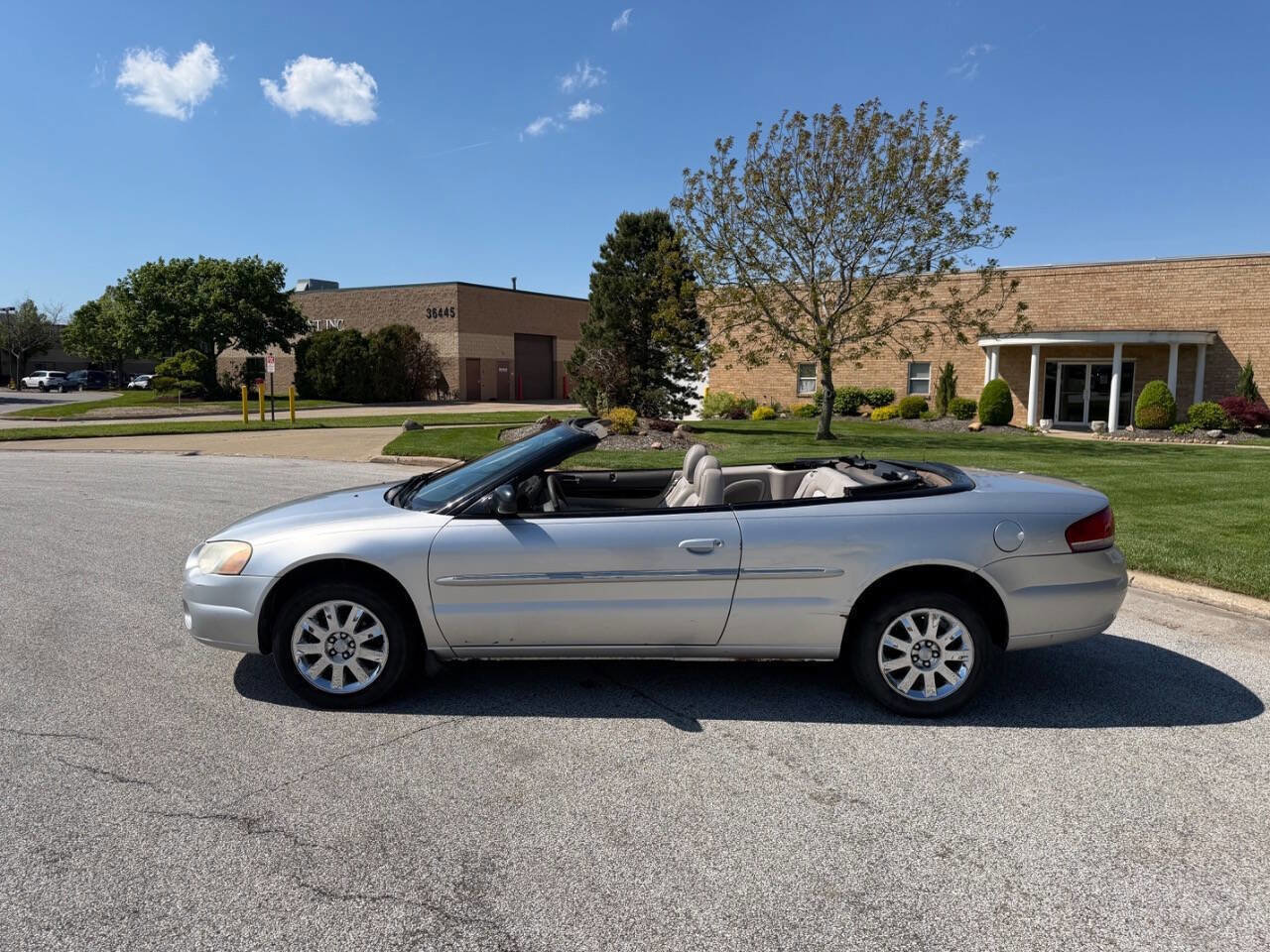 Used 2004 Chrysler Sebring Limited w/ Driver Convenience Group FWD image 2