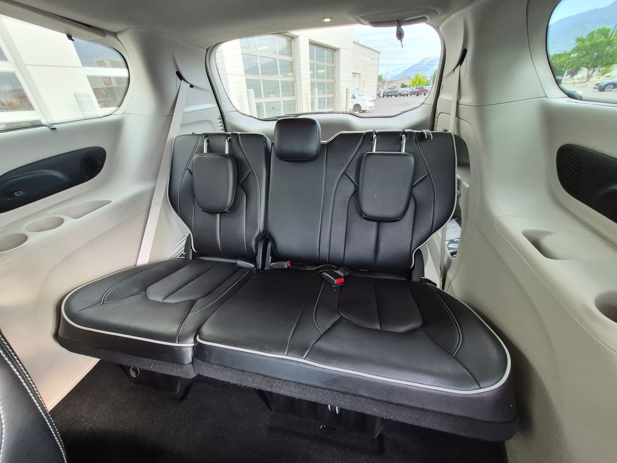 Used 2024 Chrysler Pacifica Limited FWD image 33