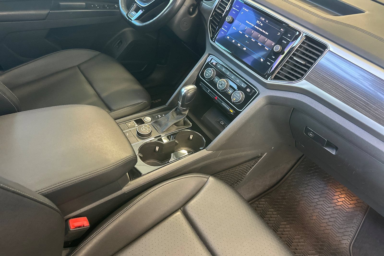 Used 2018 Volkswagen Atlas SEL AWD/4WD image 18