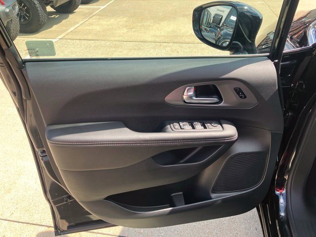 New 2027 Chrysler Pacifica Limited AWD/4WD image 9