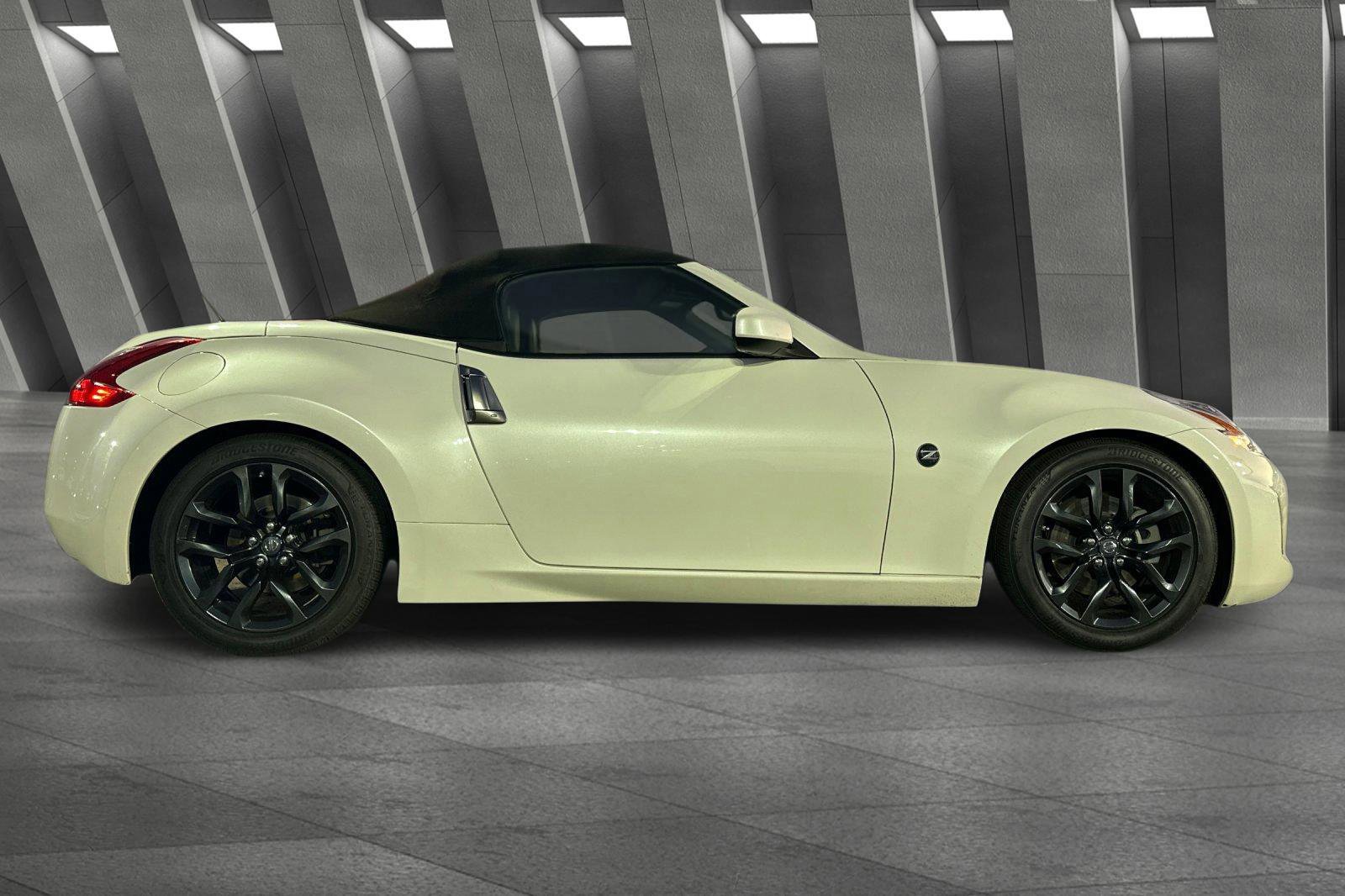 Used 2018 Nissan 370Z Touring image 3