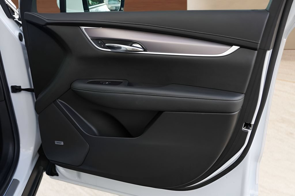 Used 2025 Cadillac XT6 Luxury w/ LPO, Bronce Accent Package FWD image 29
