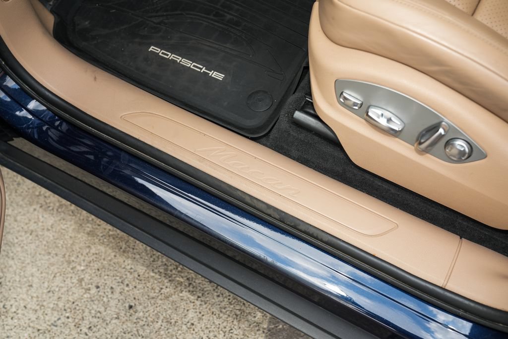 Certified 2021 Porsche Macan AWD/4WD image 19