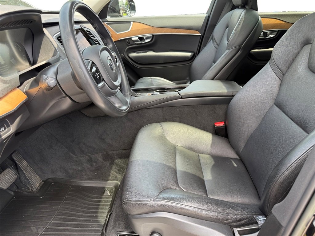 Used 2022 Volvo XC90 T6 Momentum w/ Climate Package image 9