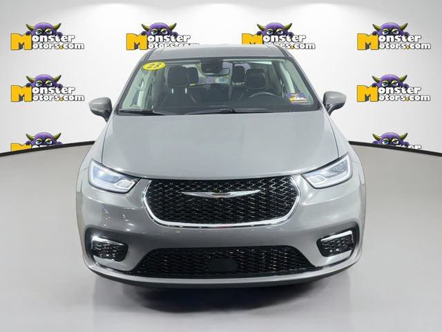 Used 2023 Chrysler Pacifica Touring-L FWD image 2