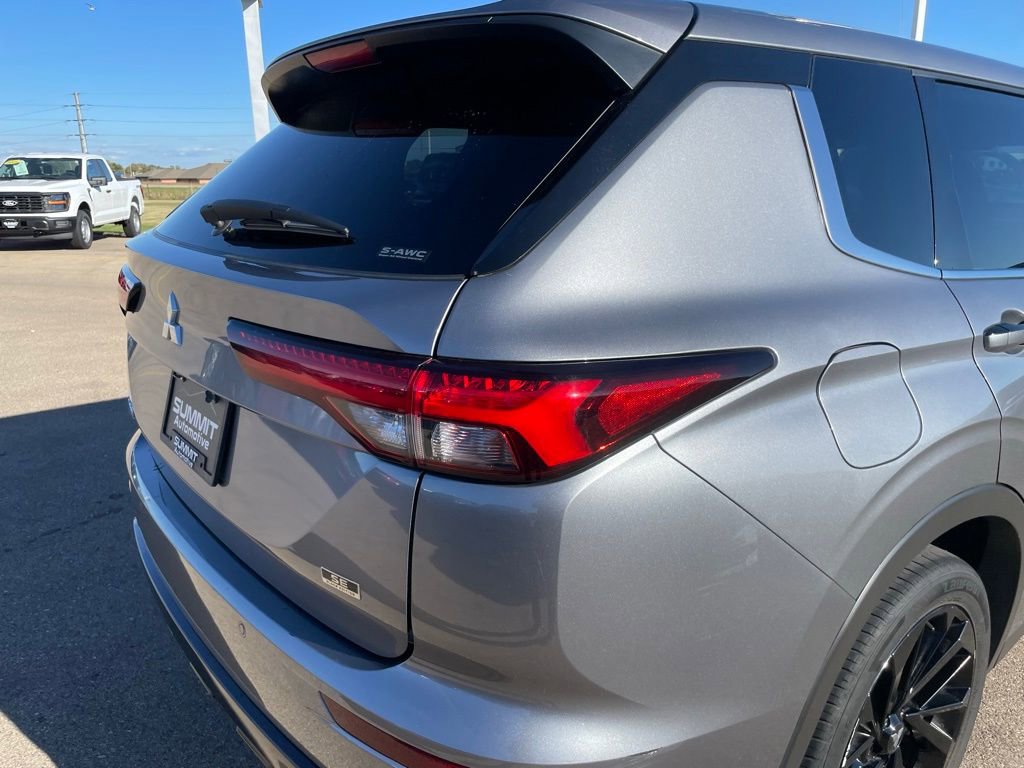 Used 2023 Mitsubishi Outlander SE Black Edition image 38