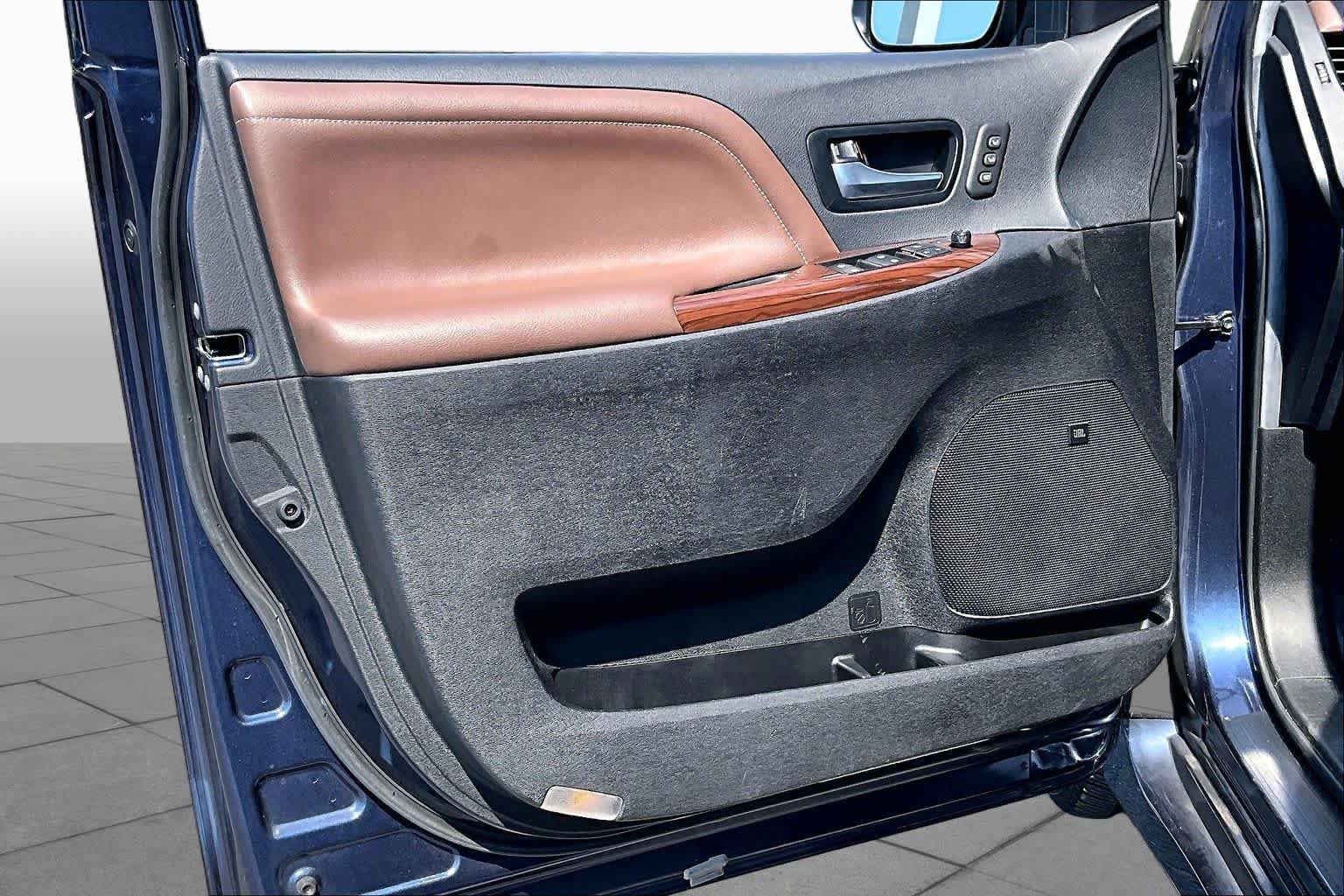 Used 2019 Toyota Sienna Limited Premium w/ Carpet Mat Package AWD/4WD image 22