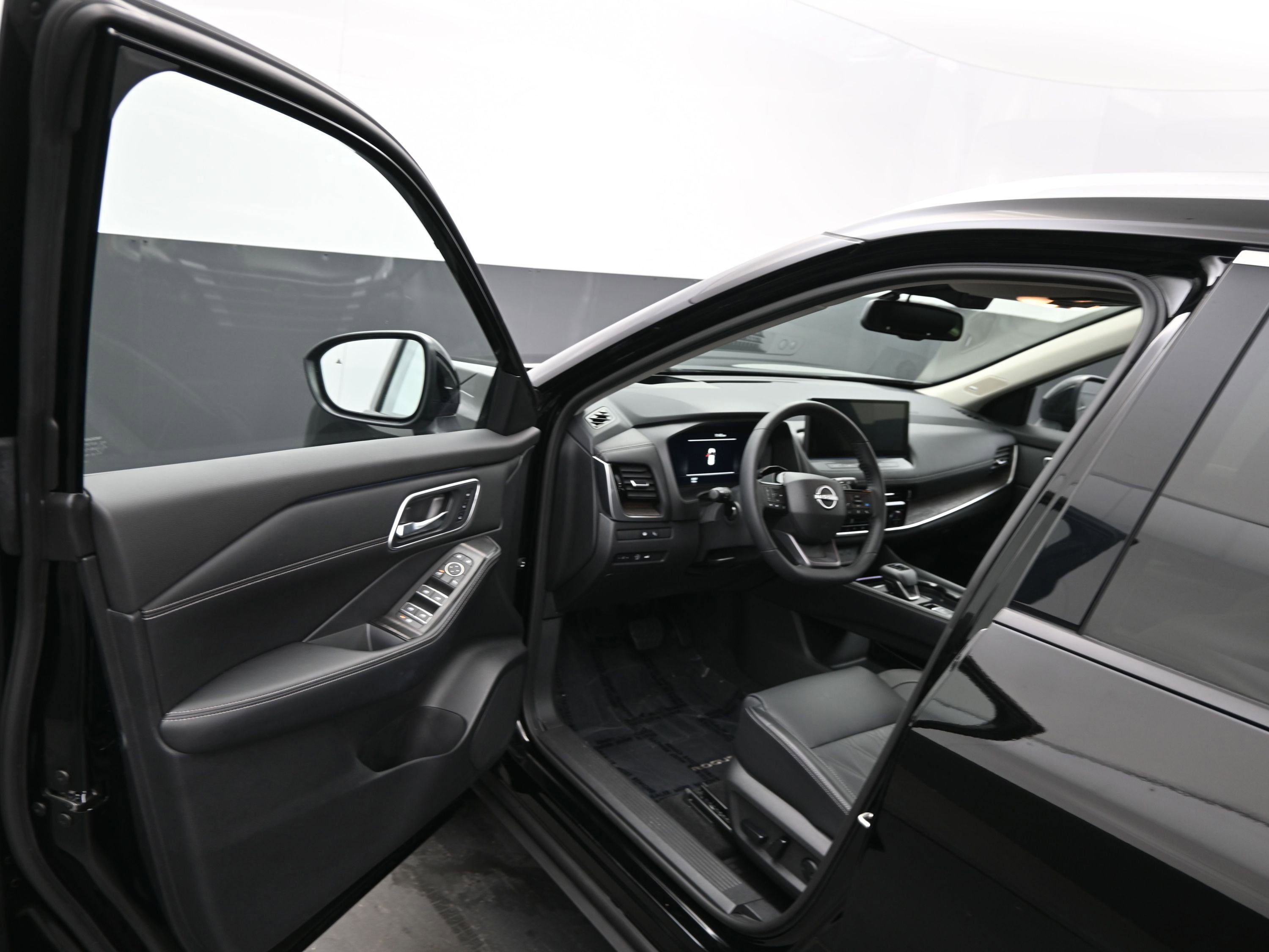 Certified 2025 Nissan Rogue Platinum w/ Tech Package image 16