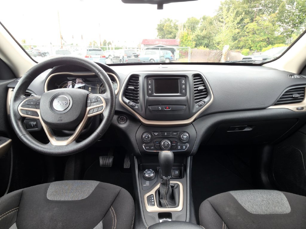Used 2018 Jeep Cherokee Latitude w/ Safety Group AWD/4WD image 27