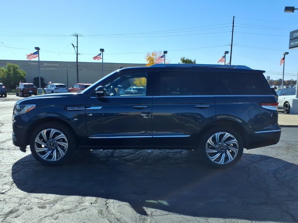 Used 2024 Lincoln Navigator Reserve AWD/4WD image 4