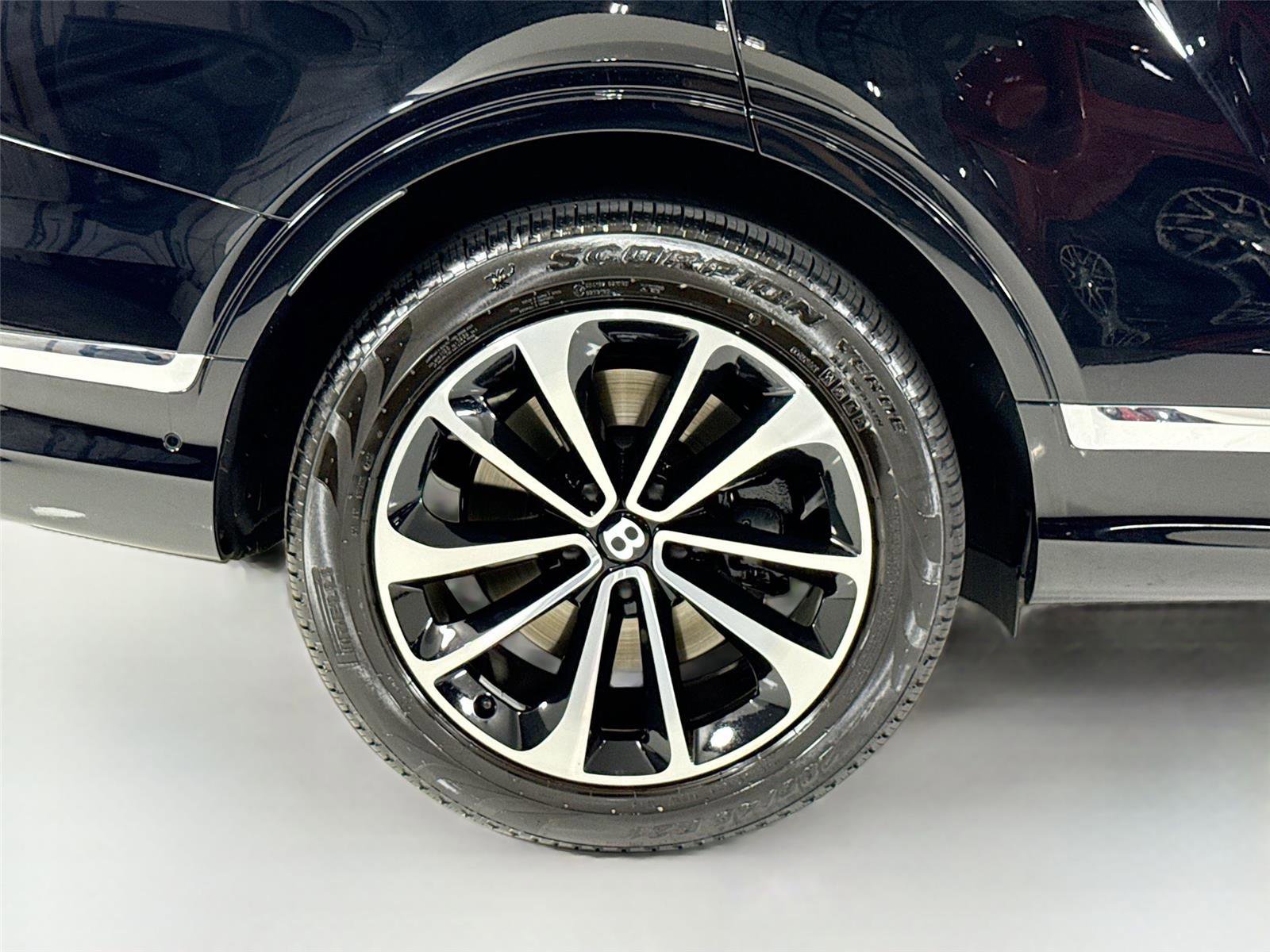 Used 2024 Bentley Bentayga AWD/4WD image 39