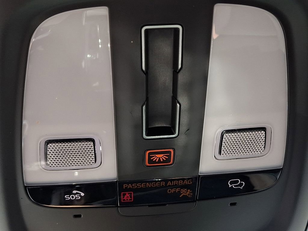 Used 2024 Volvo XC40 B5 Plus image 27