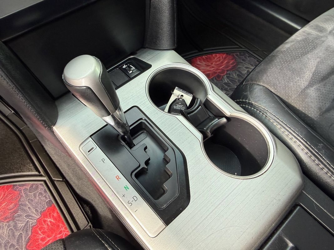 Used 2013 Toyota Camry SE w/ Leather Pkg FWD image 38