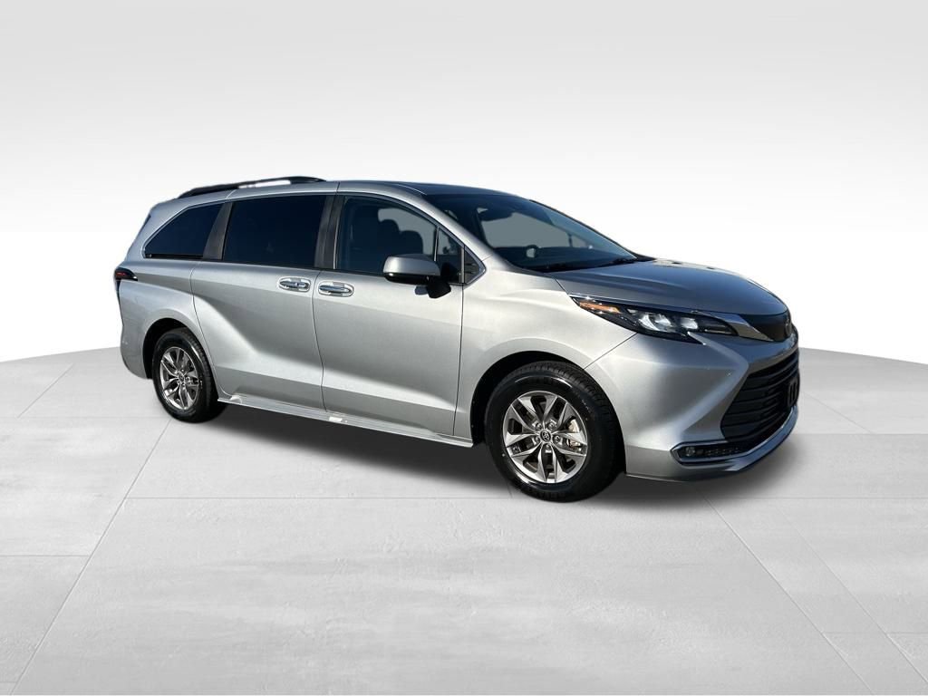 Used 2024 Toyota Sienna XLE image 7