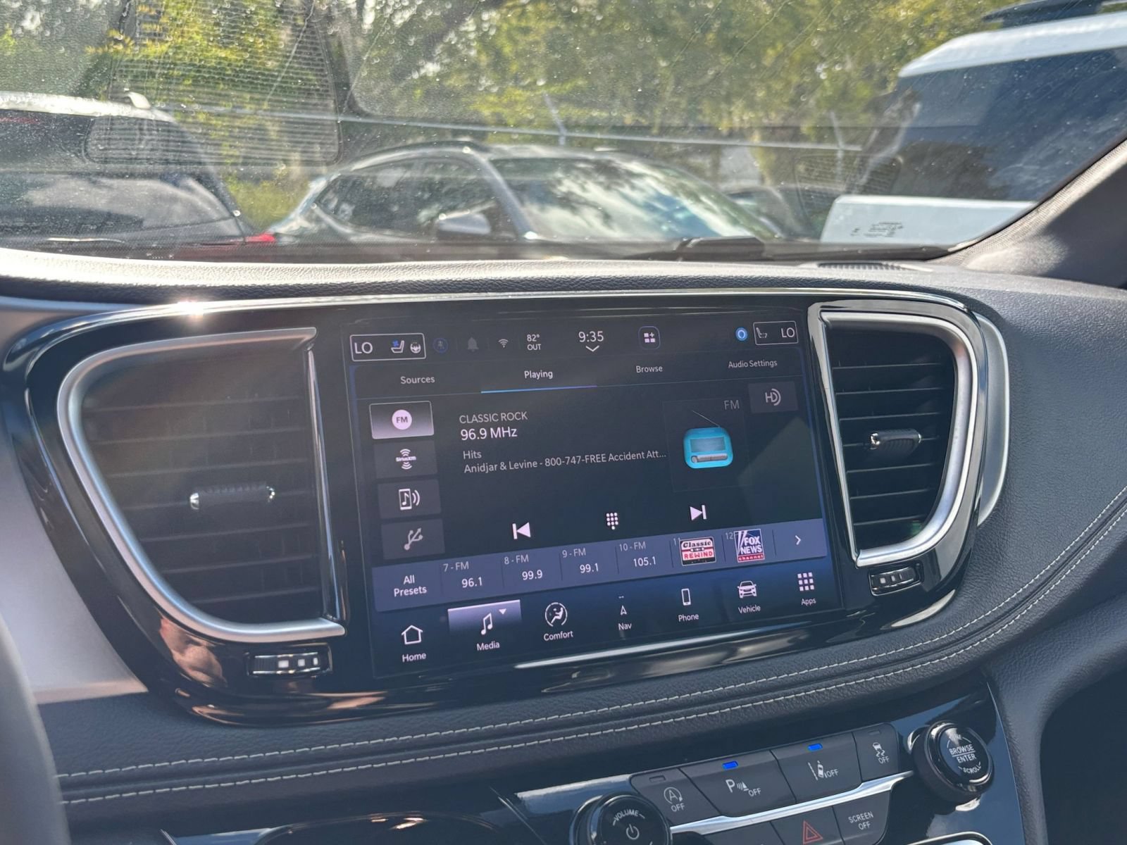 Used 2025 Chrysler Pacifica Limited FWD image 20