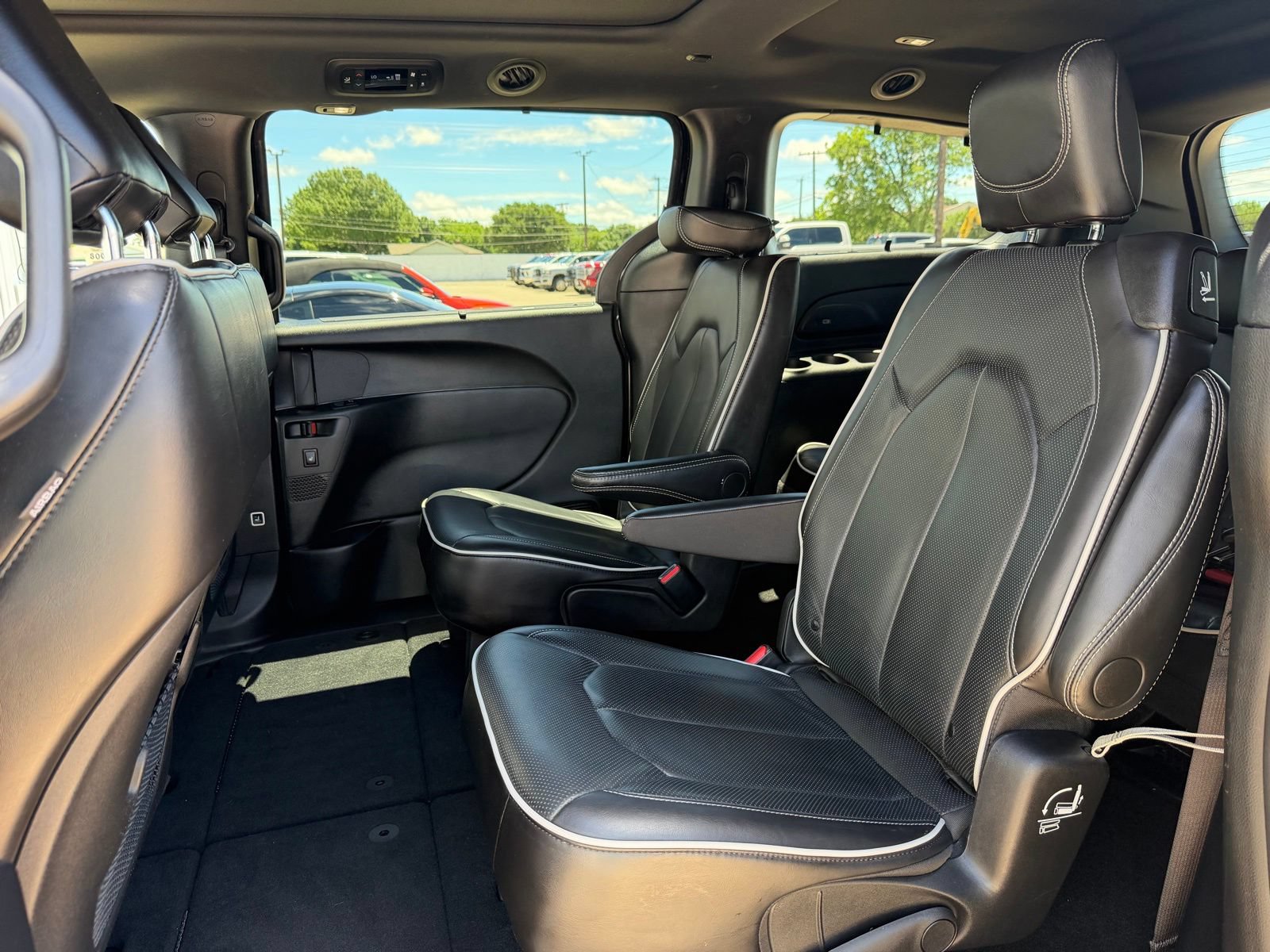 Used 2025 Chrysler Pacifica Limited FWD image 22