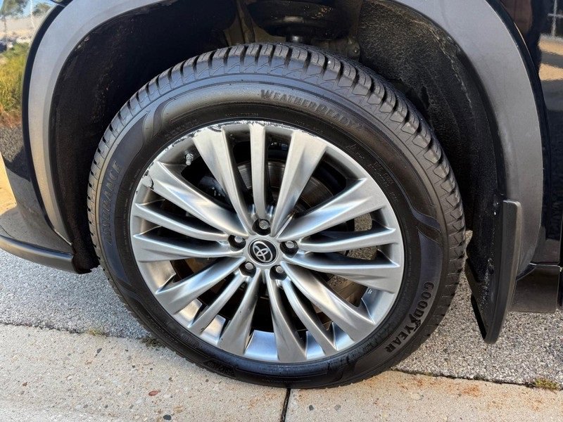 Used 2023 Toyota Highlander Platinum image 17