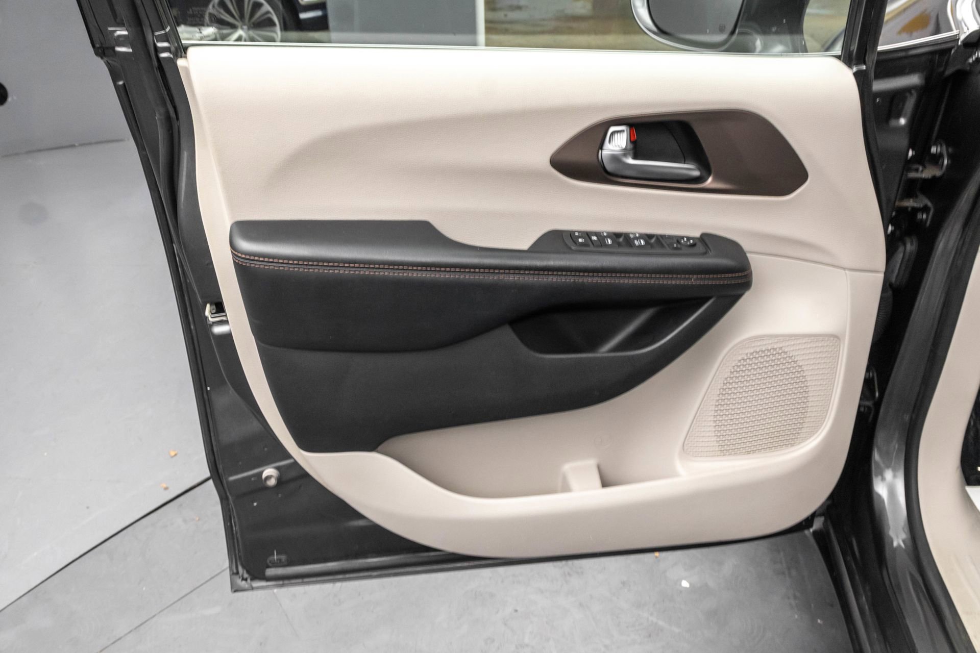 Used 2019 Chrysler Pacifica Touring Plus w/ Tire & Wheel Group image 28