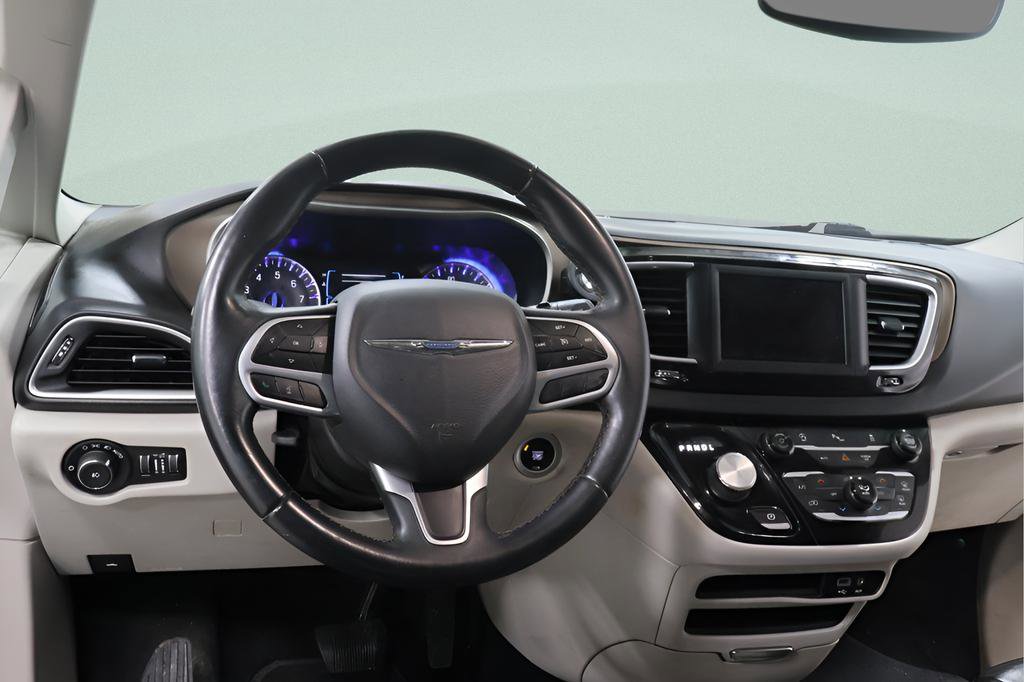 Used 2018 Chrysler Pacifica Touring-L w/ Tire & Wheel Group image 10