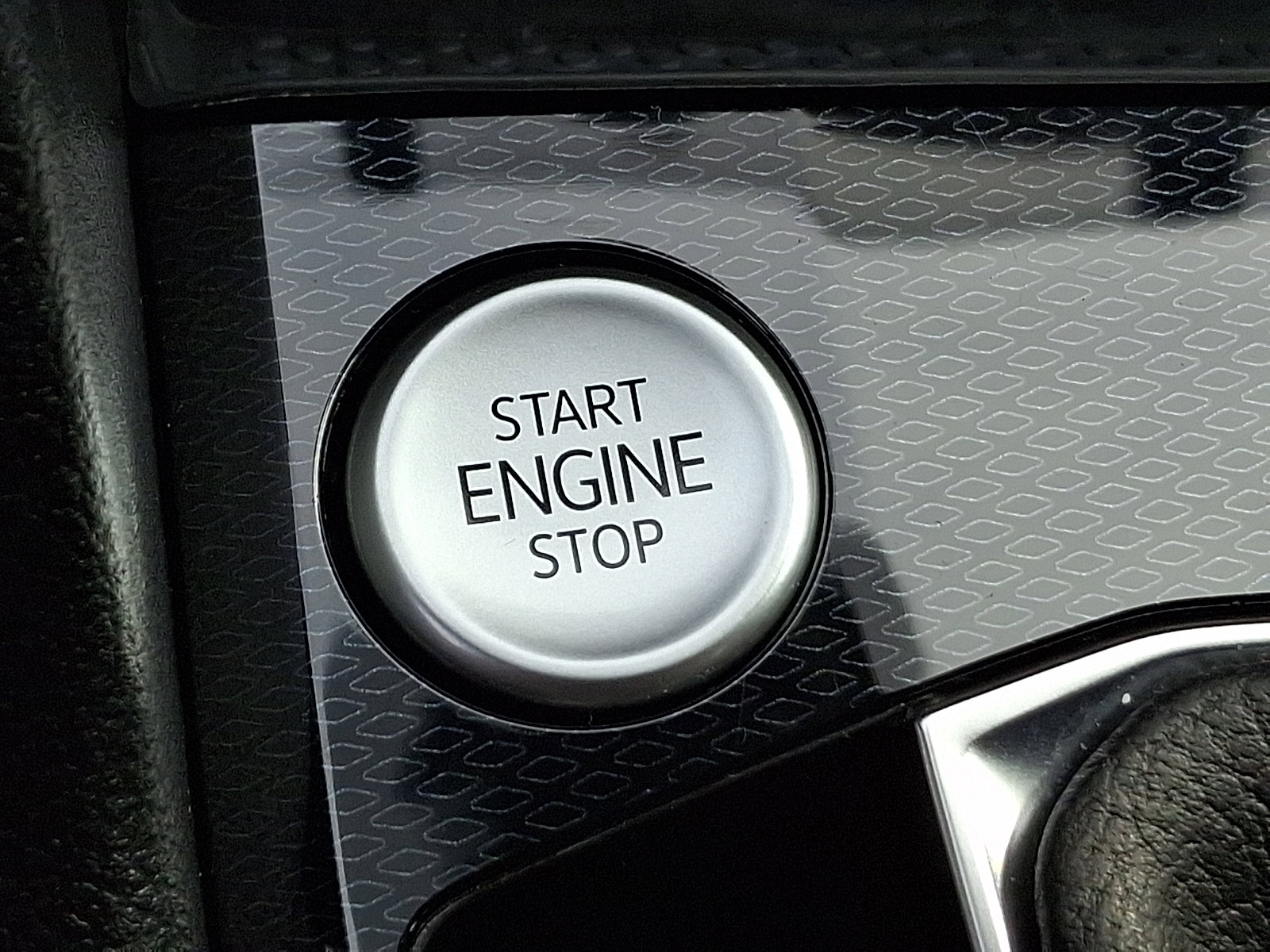 Certified 2025 Volkswagen Taos SE image 22