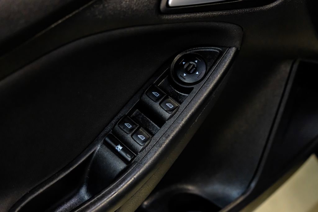 Used 2017 Ford Focus SE FWD image 40