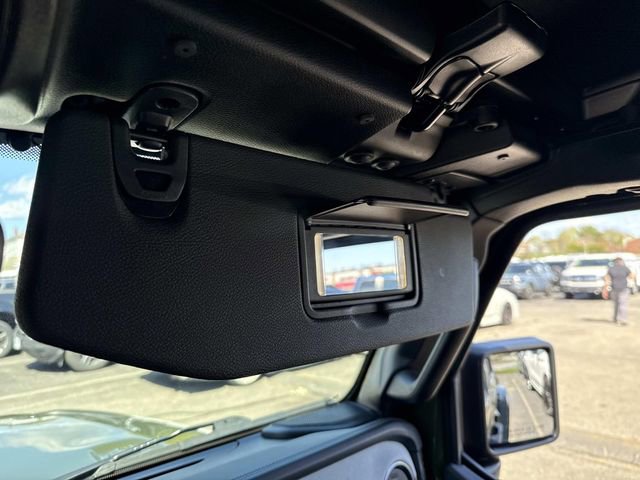 Used 2024 Jeep Wrangler Unlimited Sahara w/ Technology Group AWD/4WD image 32