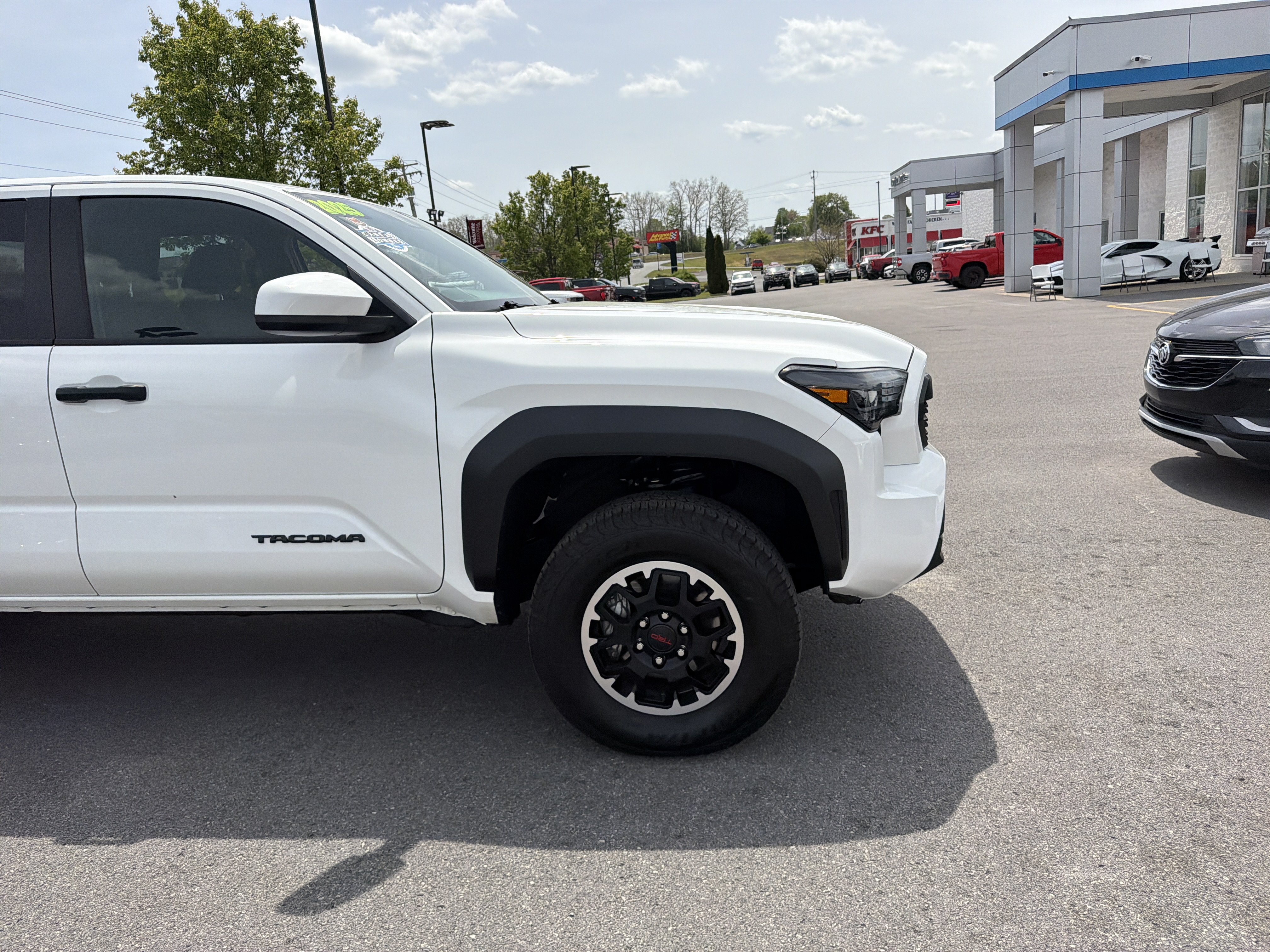 Used 2025 Toyota Tacoma TRD Off-Road AWD/4WD image 4