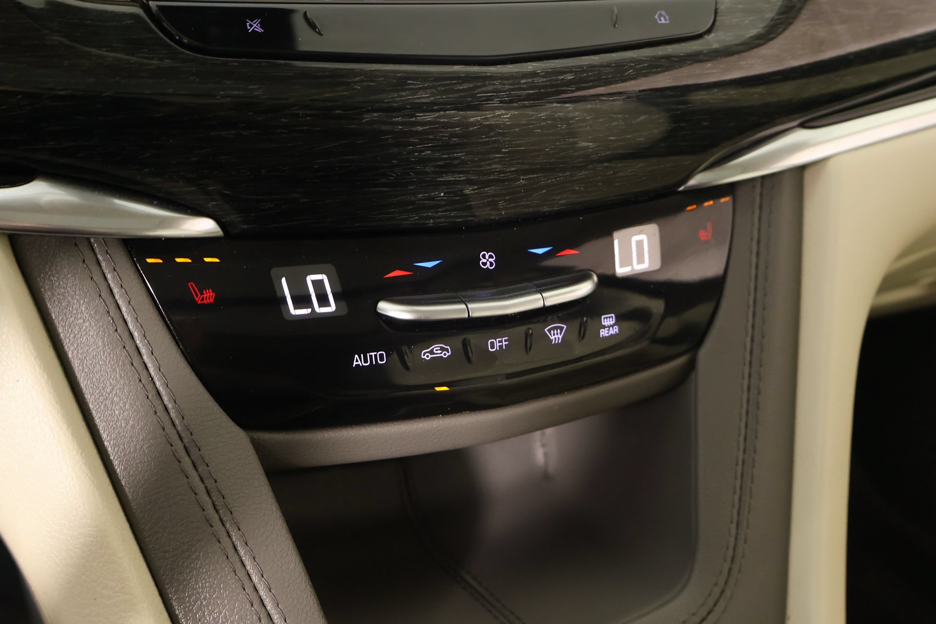 Used 2022 Cadillac XT6 Premium Luxury w/ LPO, Floor Liner Package AWD/4WD image 8