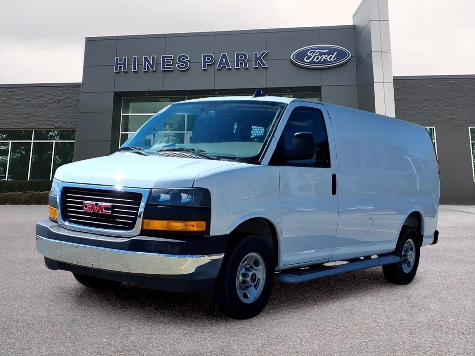 Used 2025 GMC Savana 2500 w/ Driver Convenience Package RWD image 3