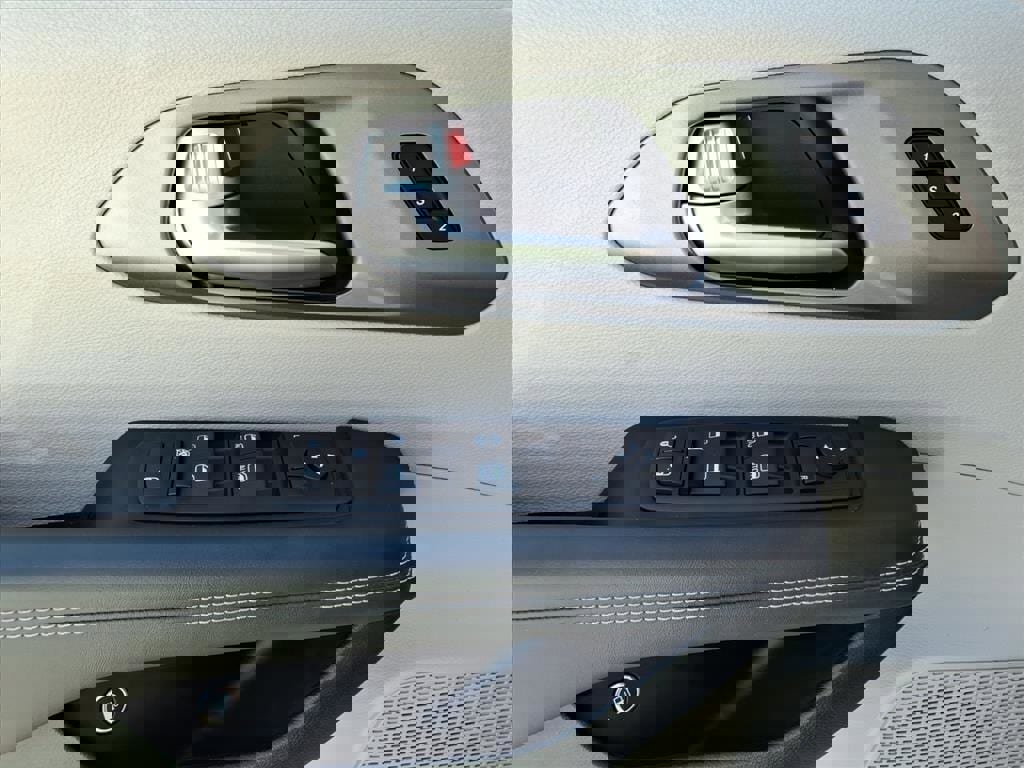 Used 2024 Chrysler Pacifica Select image 38