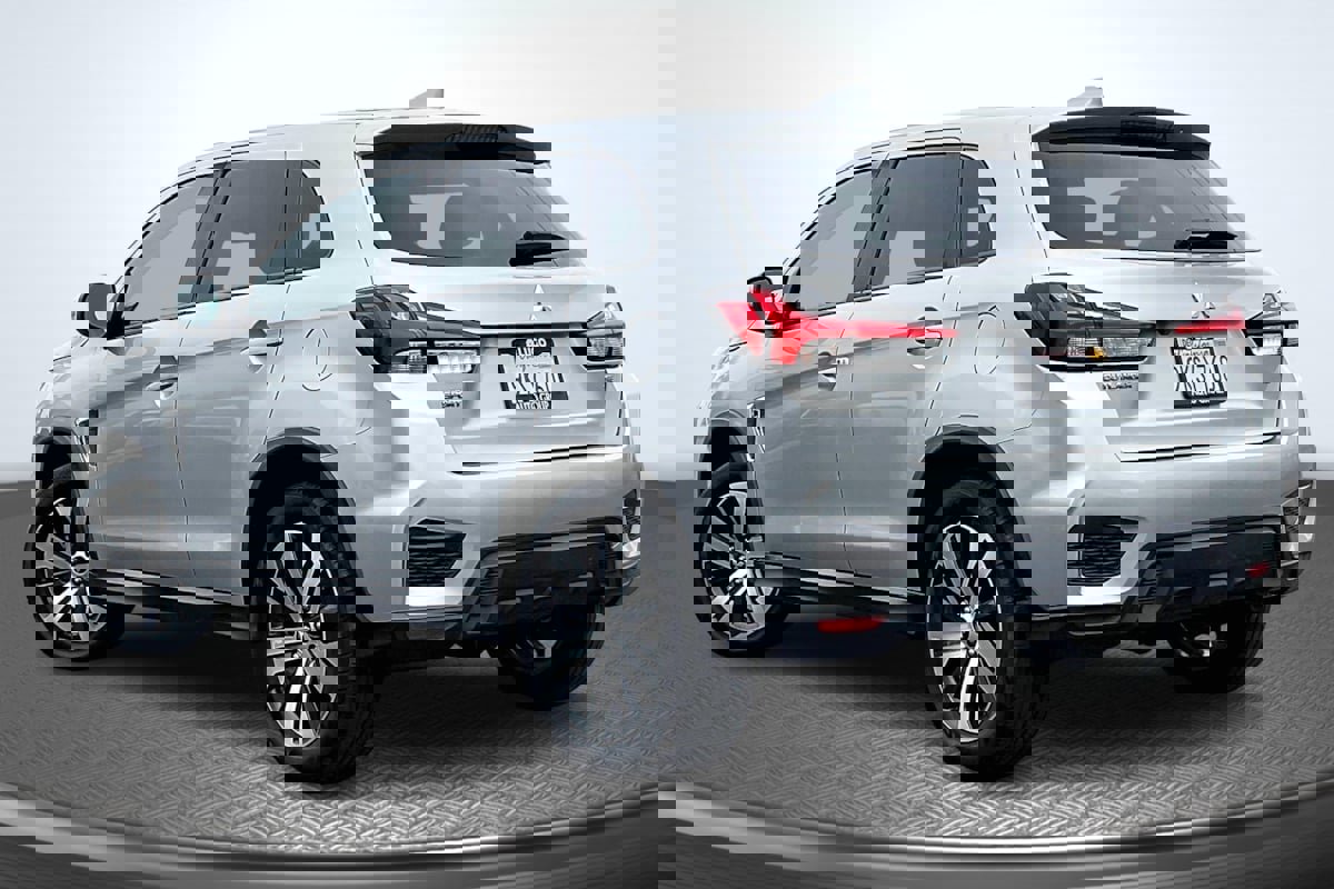 Used 2021 Mitsubishi Outlander Sport SE image 2