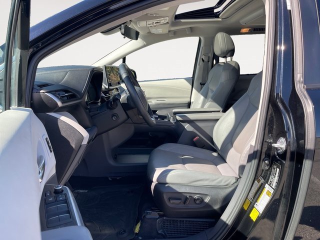 Used 2022 Toyota Sienna Limited image 9