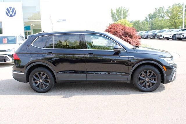 Used 2024 Volkswagen Tiguan SE w/ Panoramic Sunroof Package AWD/4WD image 2