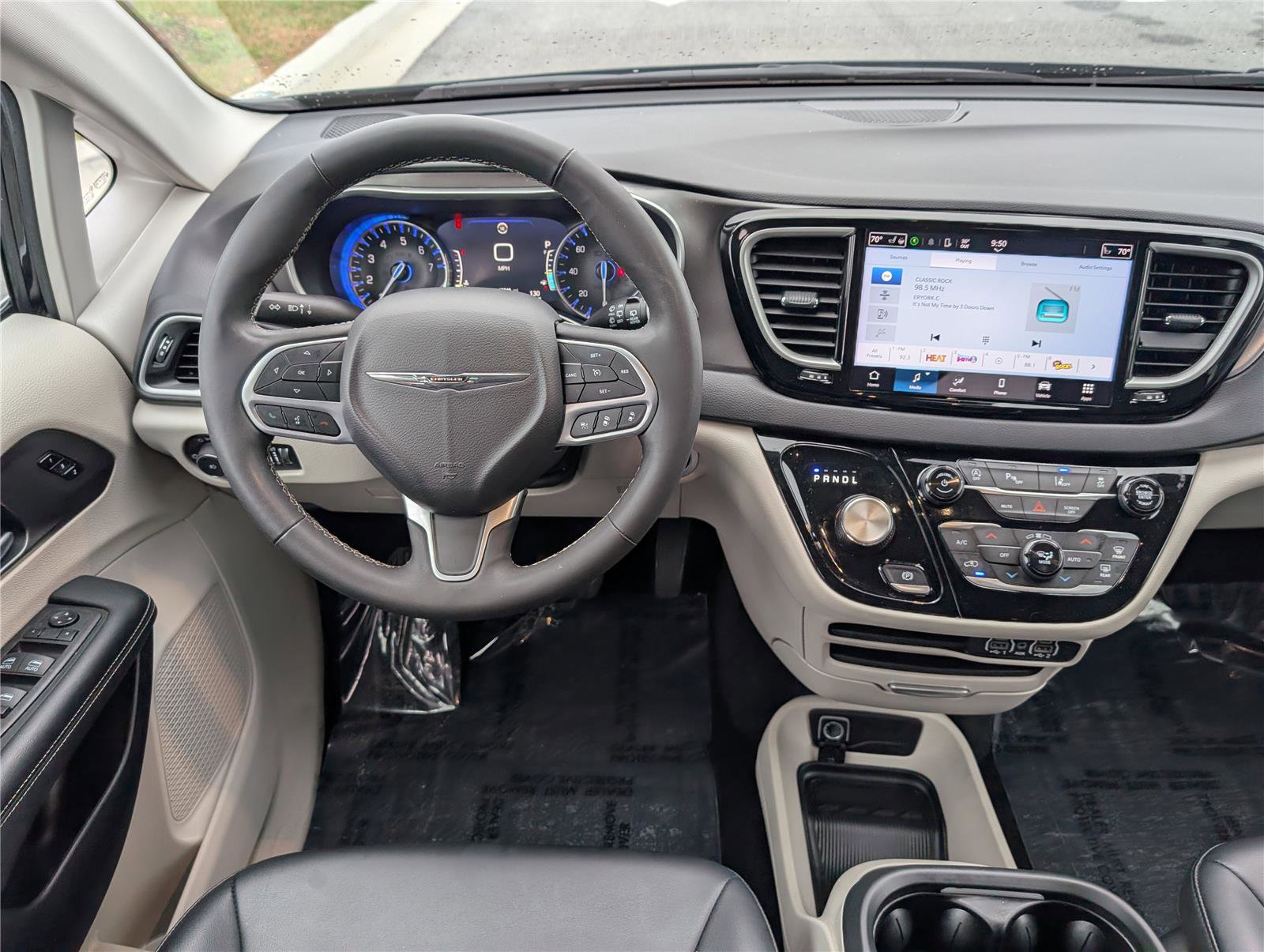 Used 2024 Chrysler Pacifica Touring-L image 17