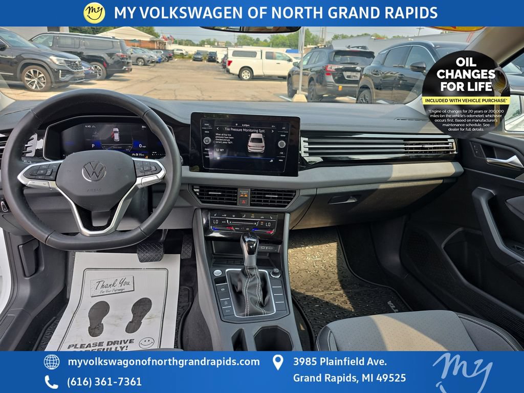 Used 2025 Volkswagen Jetta SE w/ Sunroof Package FWD image 13