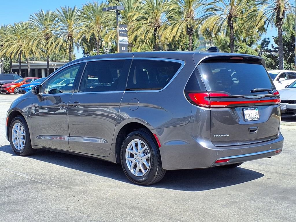 Used 2023 Chrysler Pacifica Touring-L image 3